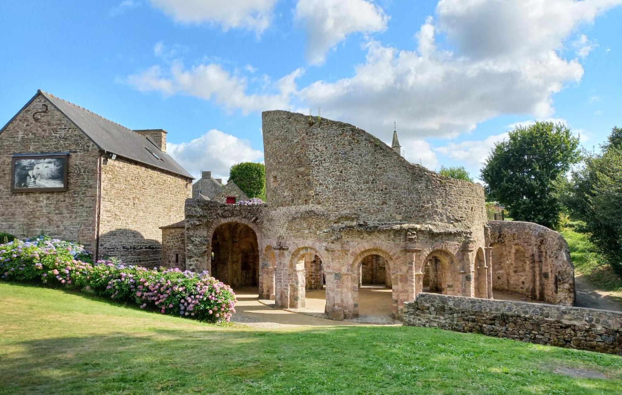 Lovely Home In Le Faouet With Kitchen エクステリア 写真