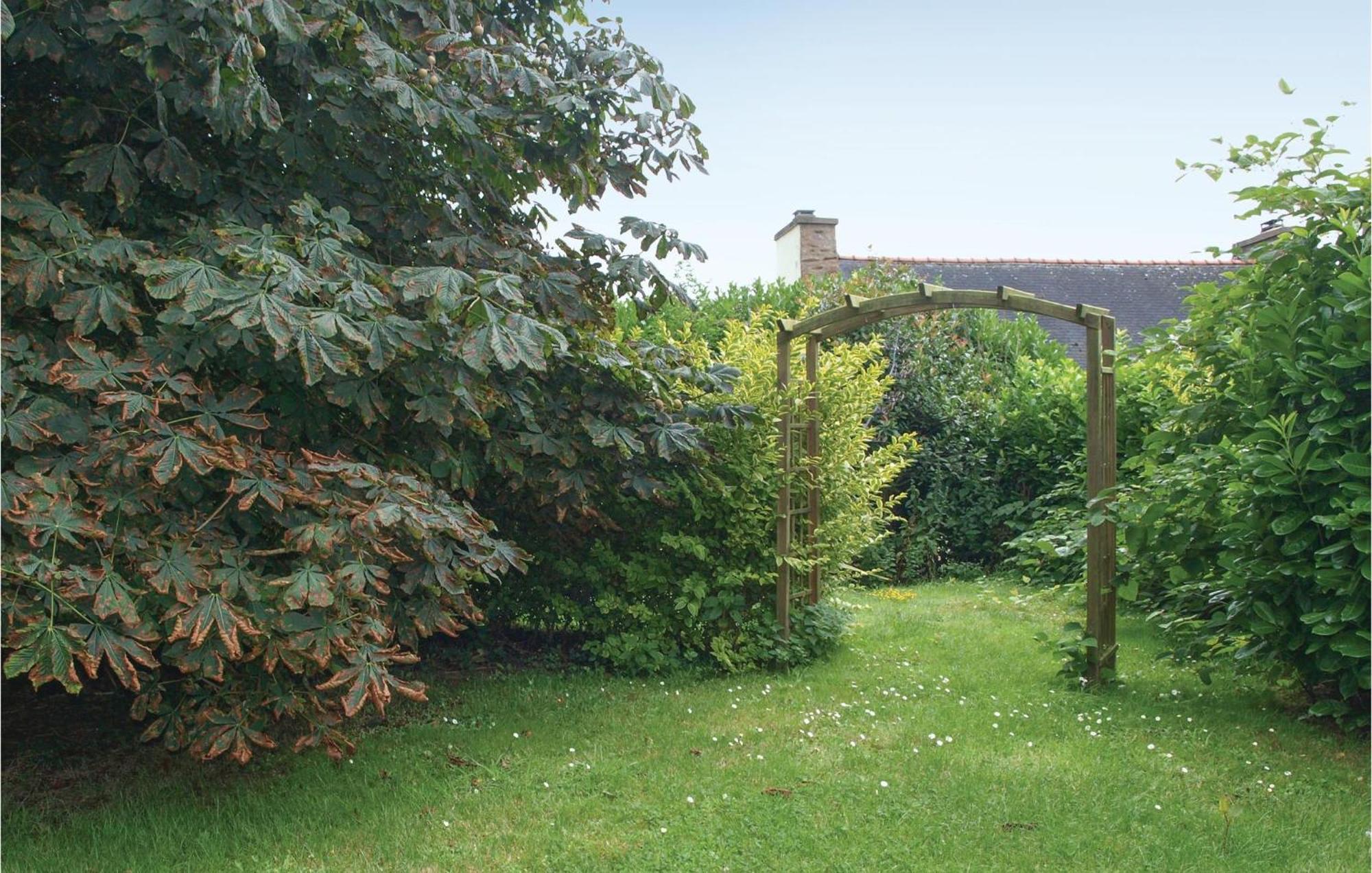 Lovely Home In Le Faouet With Kitchen エクステリア 写真